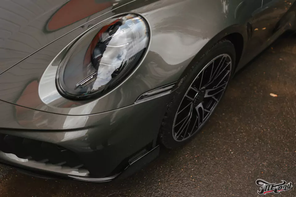 Забронировали Porsche 911 (992) Turbo S Cabriolet прозрачным глянцевым полиуретаном, защитили глянец в салоне, обработали кожу керамикой и обработали мягкую крышу